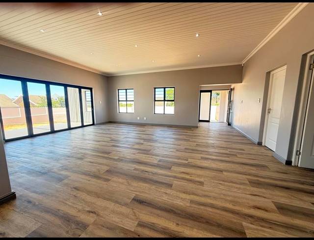 4 BEDROOM HOUSE FOR SALE IN TAFELZICHT